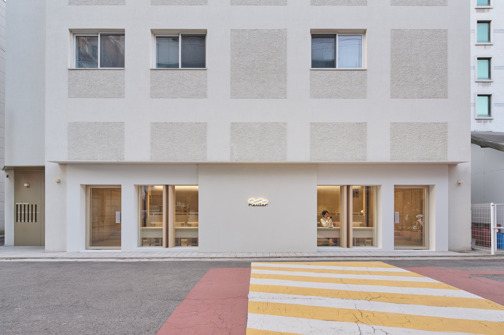 Café Heuler: An Ode to Fluidity in Coffee Shop Interior Design