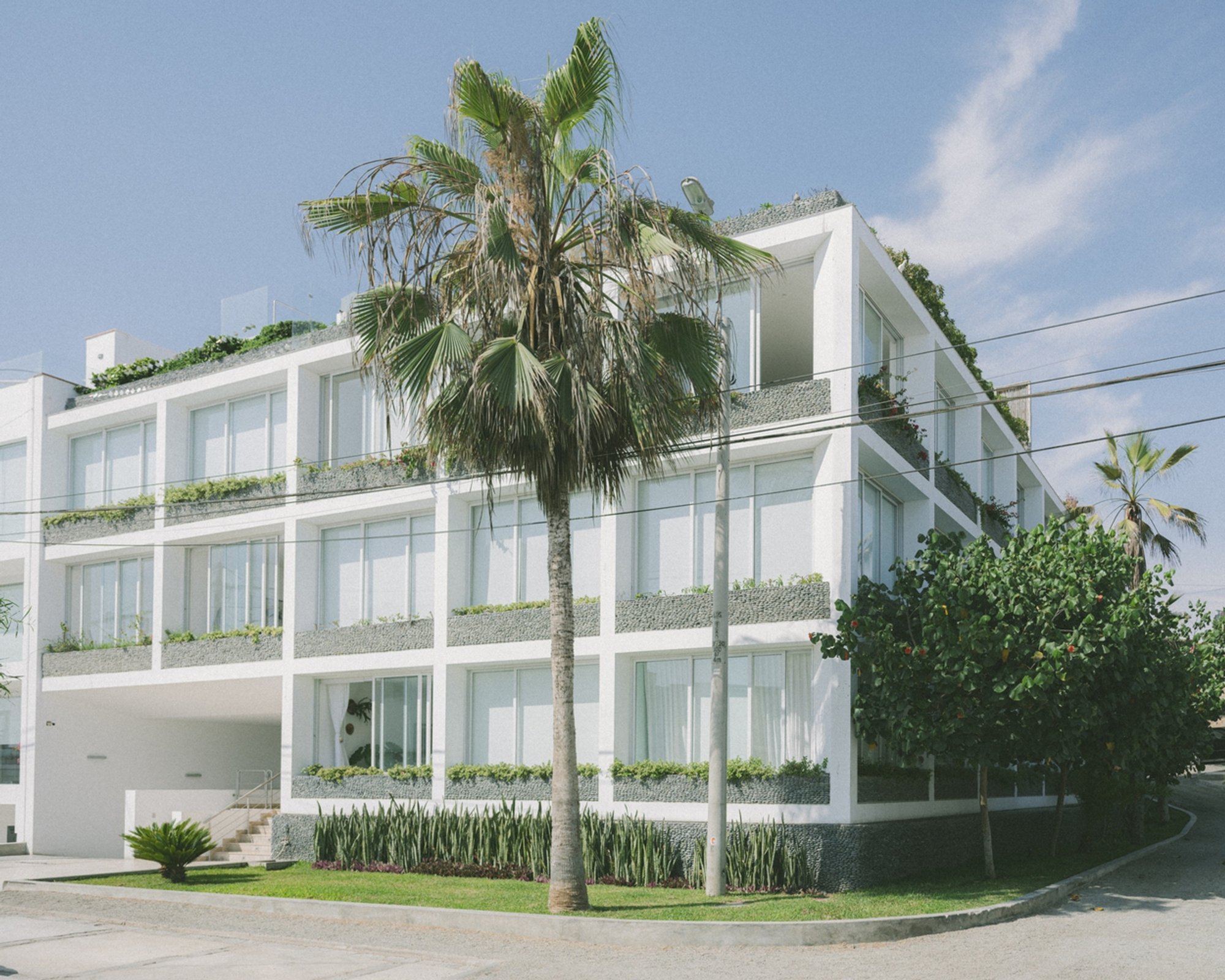 Abeja Building: A Benchmark in Innovative Multifamily Architecture in Peru