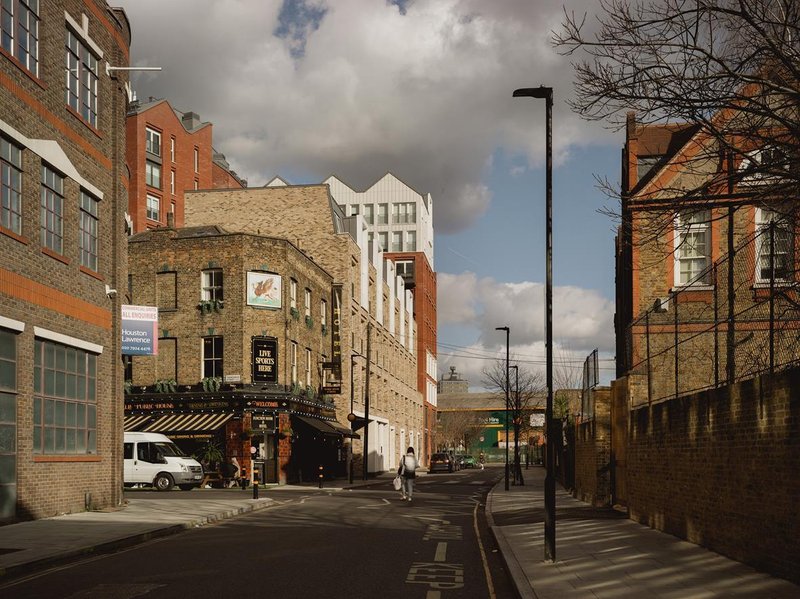 Allies & Morrison’s Keybridge development includes a row of 10 townhouses next to the Vauxhall Griffin pub