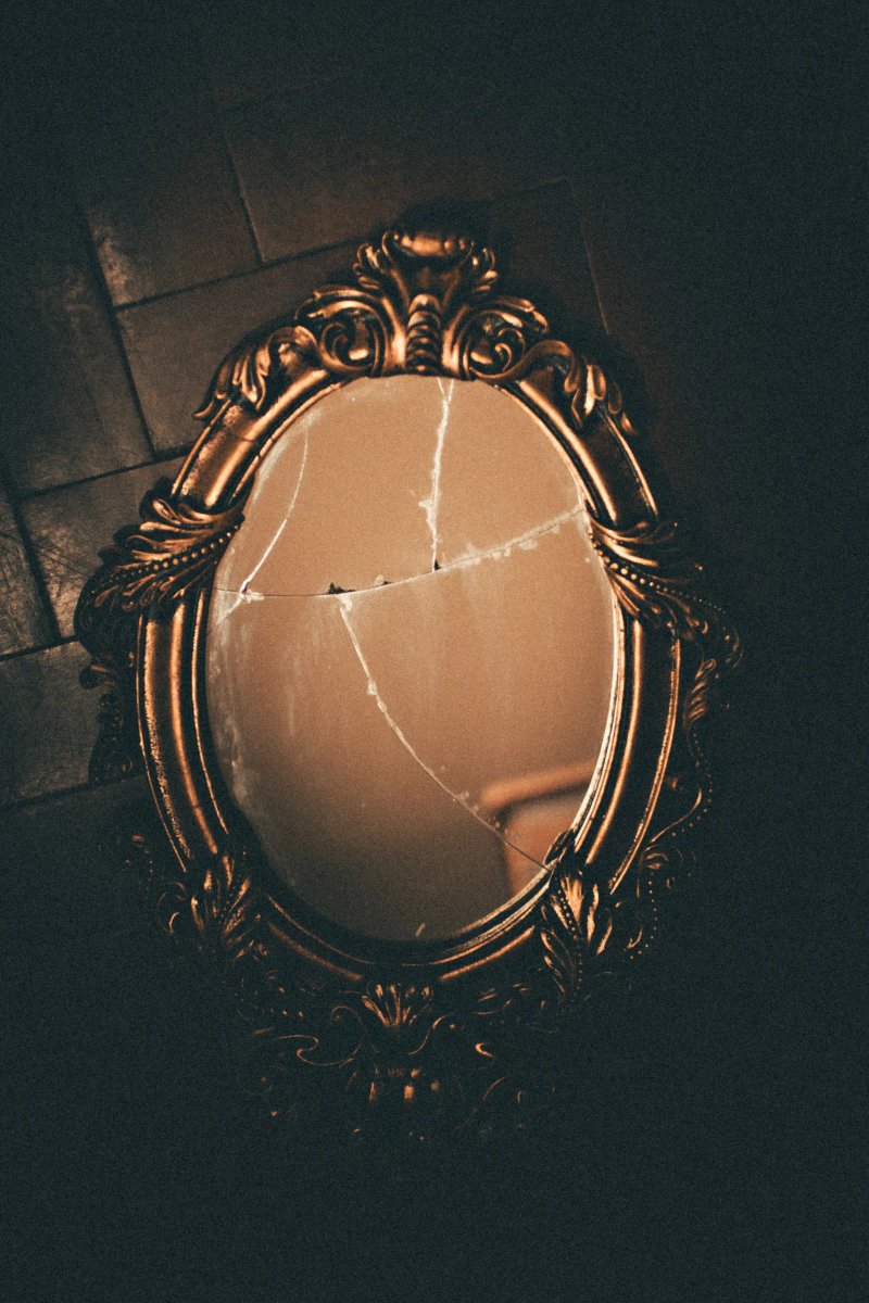 Having broken or worn objects can be dangerous according to Feng Shui.  Drigo Diniz / Pexels