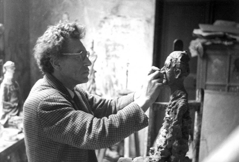 Alberto Giacometti dans son atelier de Montparnasse à Paris, photographié par sa femme Annette. Archives Fondation Giacometti © Succession Alberto Giacometti (Fondation Giacometti, Paris + ADAGP, Paris) 2019
