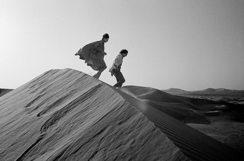 Christo and Jeanne-Claude looking for a possible site for The Mastaba_United Arab Emirates, February 1982_Photo: Wolfgang Volz © 1982 Christo and Jeanne-Claude Foundation.