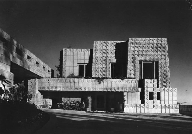 &nbsp; Historical photo of the Ennis House entrance