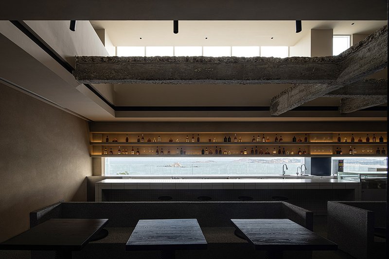 The long window brings the sea view to the bar area © ACT STUDIO