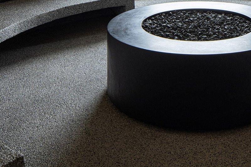 Sunken seating area with a fire pit © ACT STUDIO