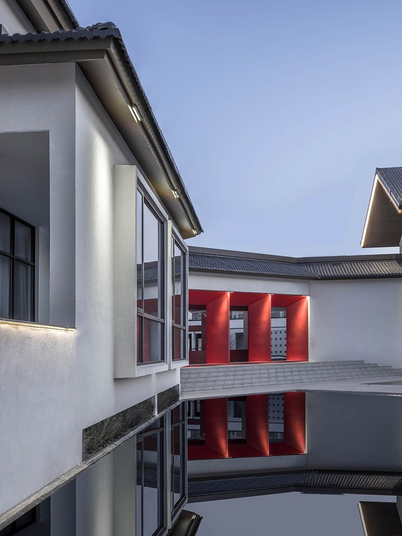 Detailed night view of the entrance © JWP DESIGN