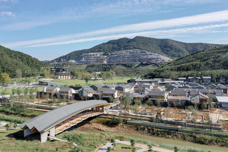 The bridge remains its intimate scale during the abundant and dry periods © Ruijing Architectural Space Photography
