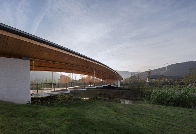 The long bridge is divided into nine terraces, like nine pavilions connected together © Liangshan