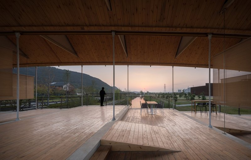 The bridge deck in the sunset © Liangshan