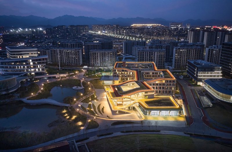 Roof with flowing light © Yin Ming