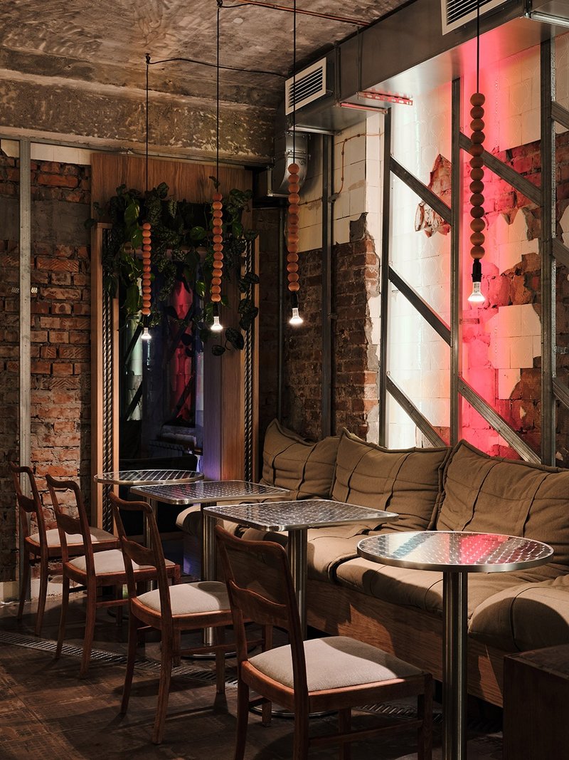 The metal keel of the drywall is exposed in the space © Dmitrii Tsyrenshchikov