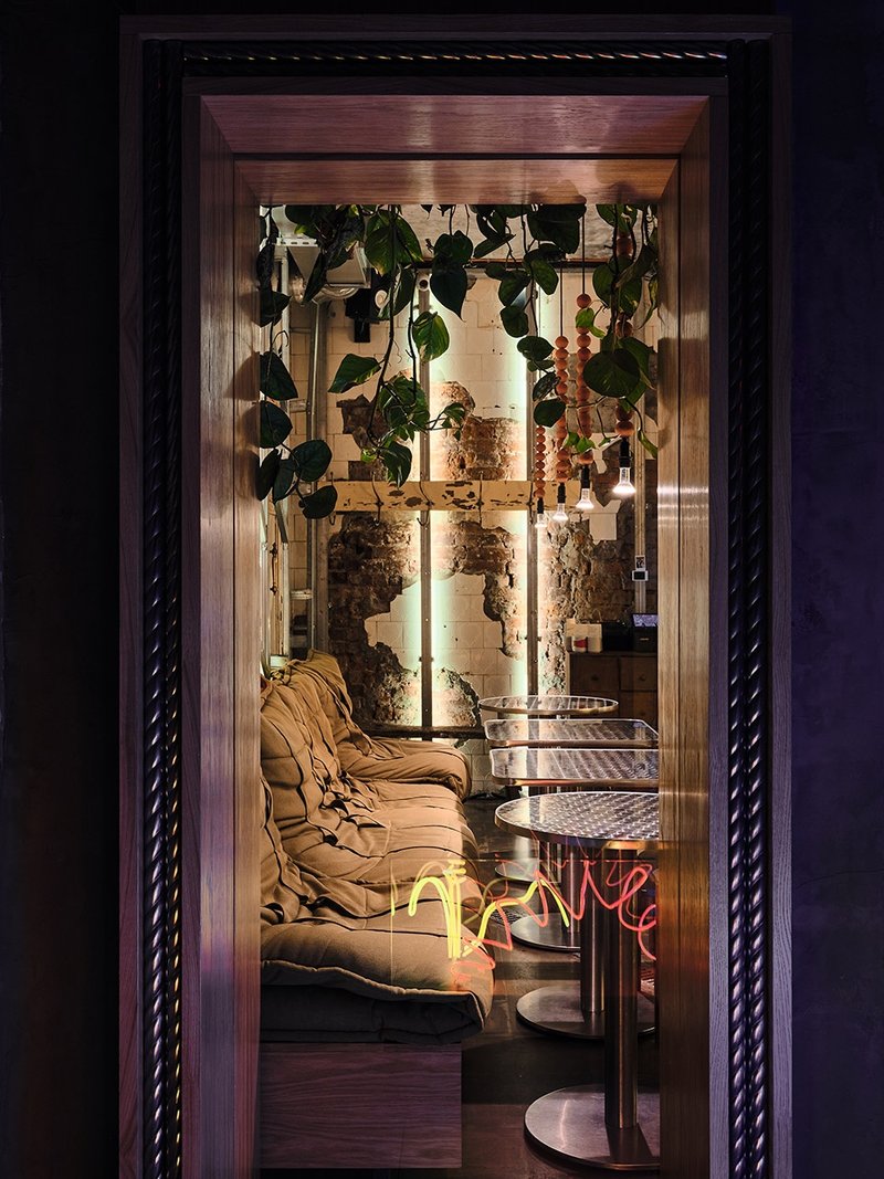 The greenery and lighting create the ambience of an Asian street market © Dmitrii Tsyrenshchikov