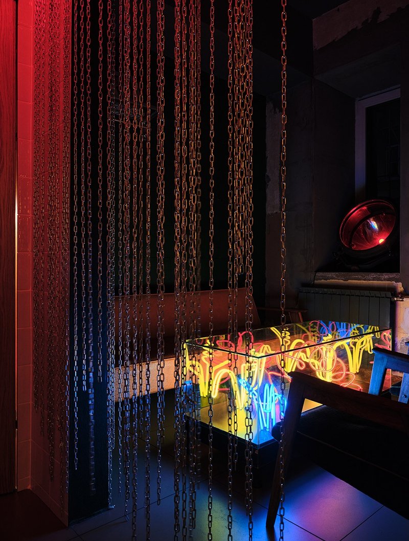 Neon light © Dmitrii Tsyrenshchikov