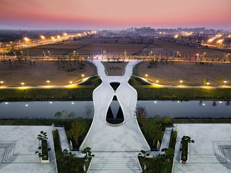 View from the station square to the bridge ©️ 时差影像