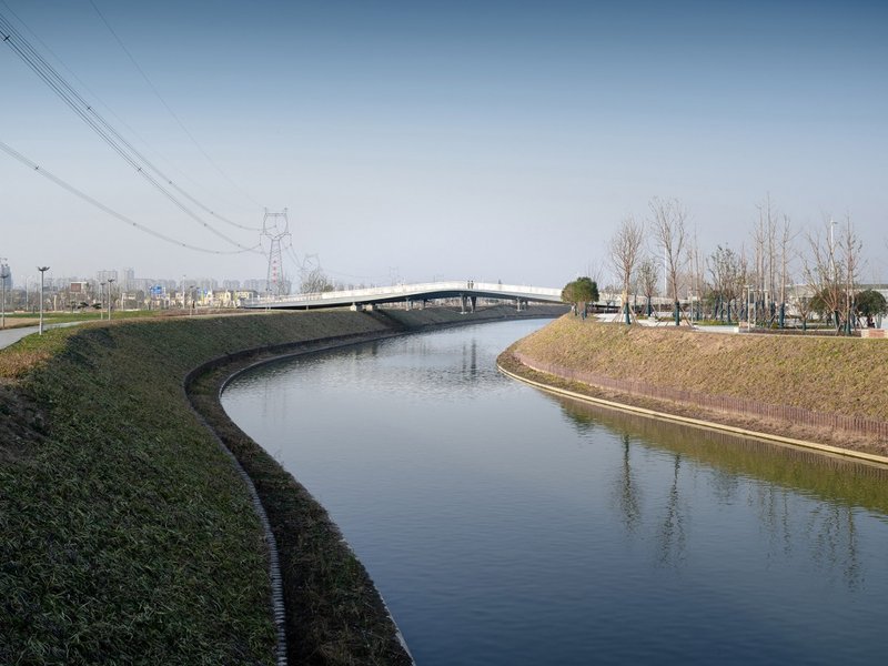 Looking at the bridge from the river bank ©️ 时差影像