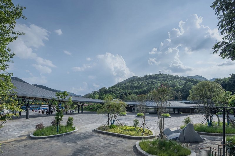 Entrance distribution plaza © Wang Ziling