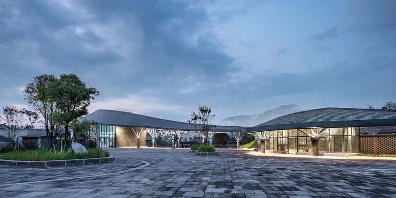 The building quietly waits for the arrival of tourists in the early morning © Wang Ziling