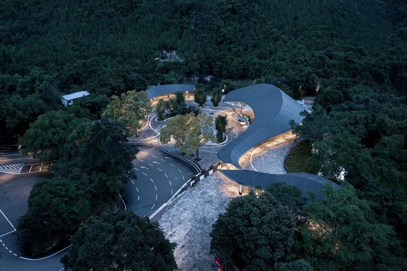 Half-aerial view to the entrance © Wang Ziling