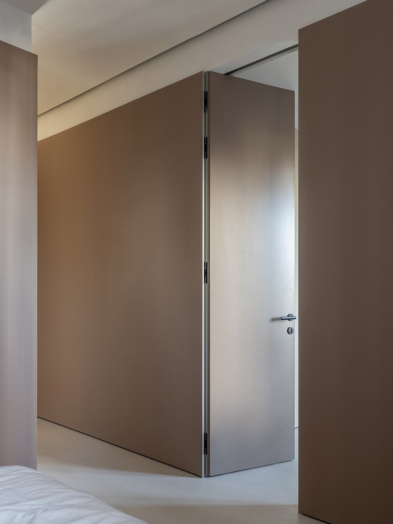 Hidden door to the master bedroom © ZROBIM architects