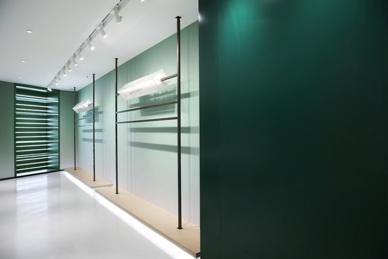 Combination of the acrylic box filled with goose down and the bronze metal display shelf&nbsp;©Meng Qingwei, Xie Yilun, Wu