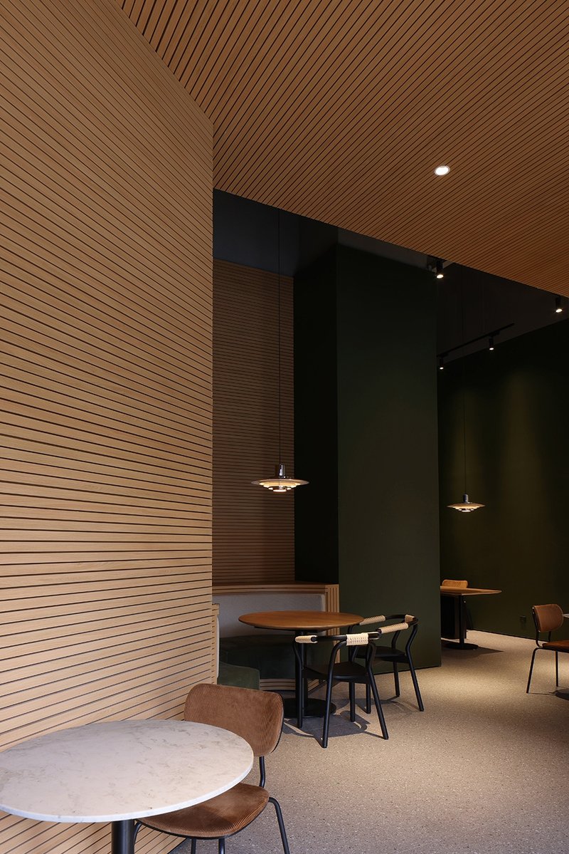 &nbsp; The warm wood colour with the brand's unique dark green is the keynote of the space © Xiao Le&nbsp;&nbsp;