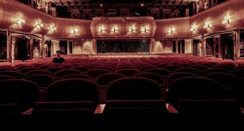 Nowadays theatre loses its public - Losing interest