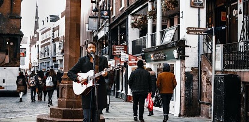 &nbsp;A singer performing while no one noticed