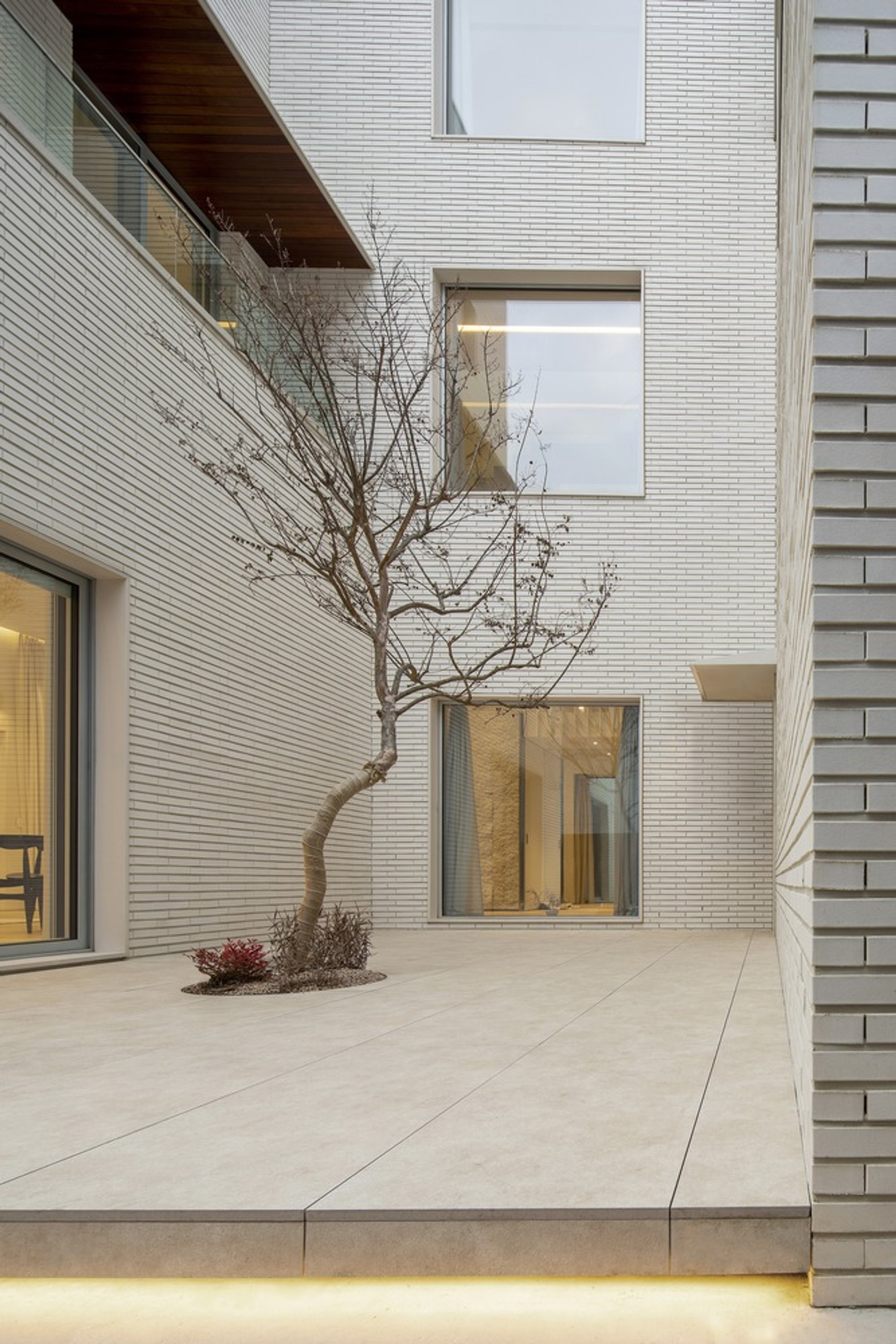 100A Associates Wraps Three Generations Around a Courtyard Near Seoul