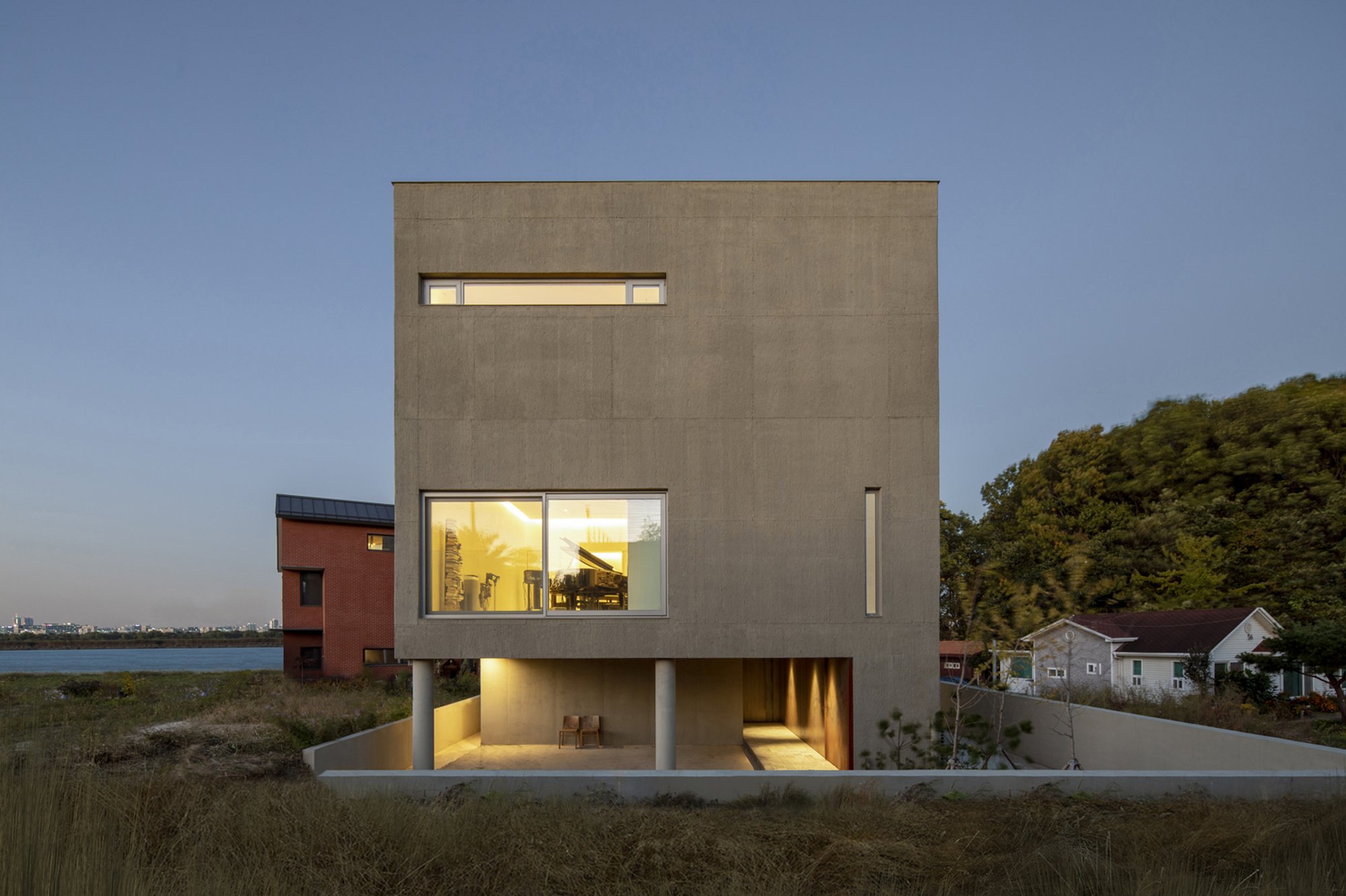 100A Associates Designs a Gimpo House That Dissolves Into Its Coastal Landscape