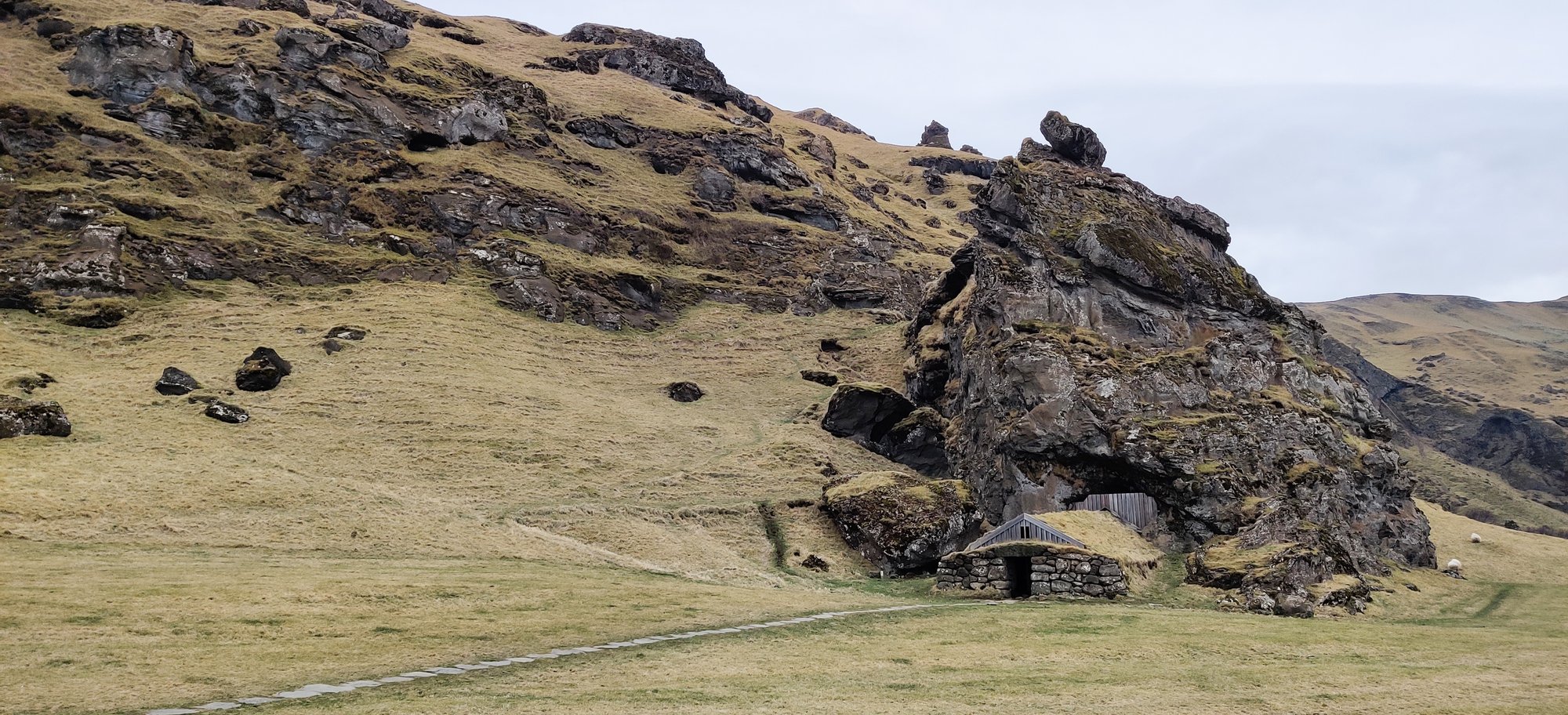 Rutshellir: First Settlers and Architecture.