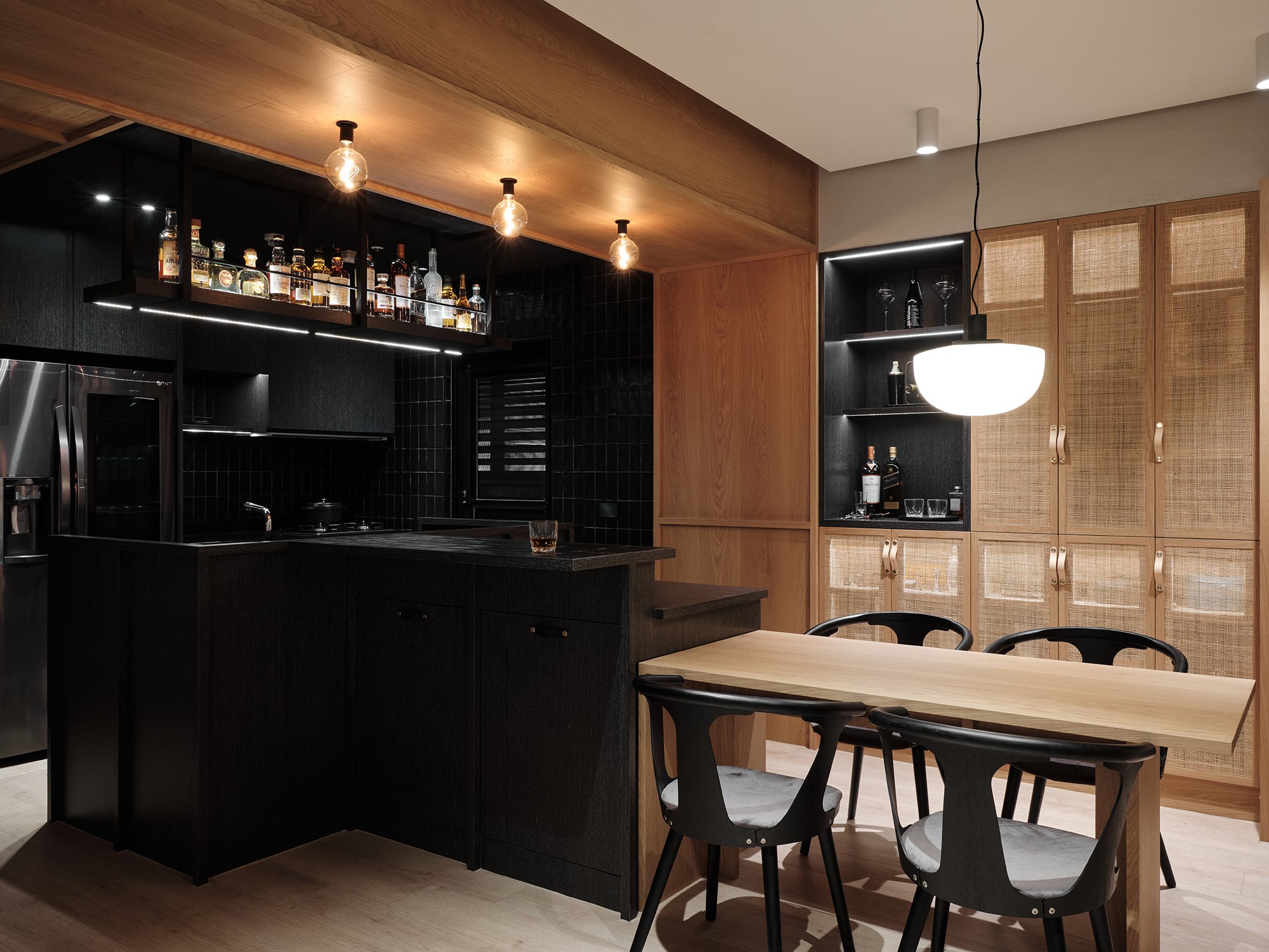 Kitchen & Dining