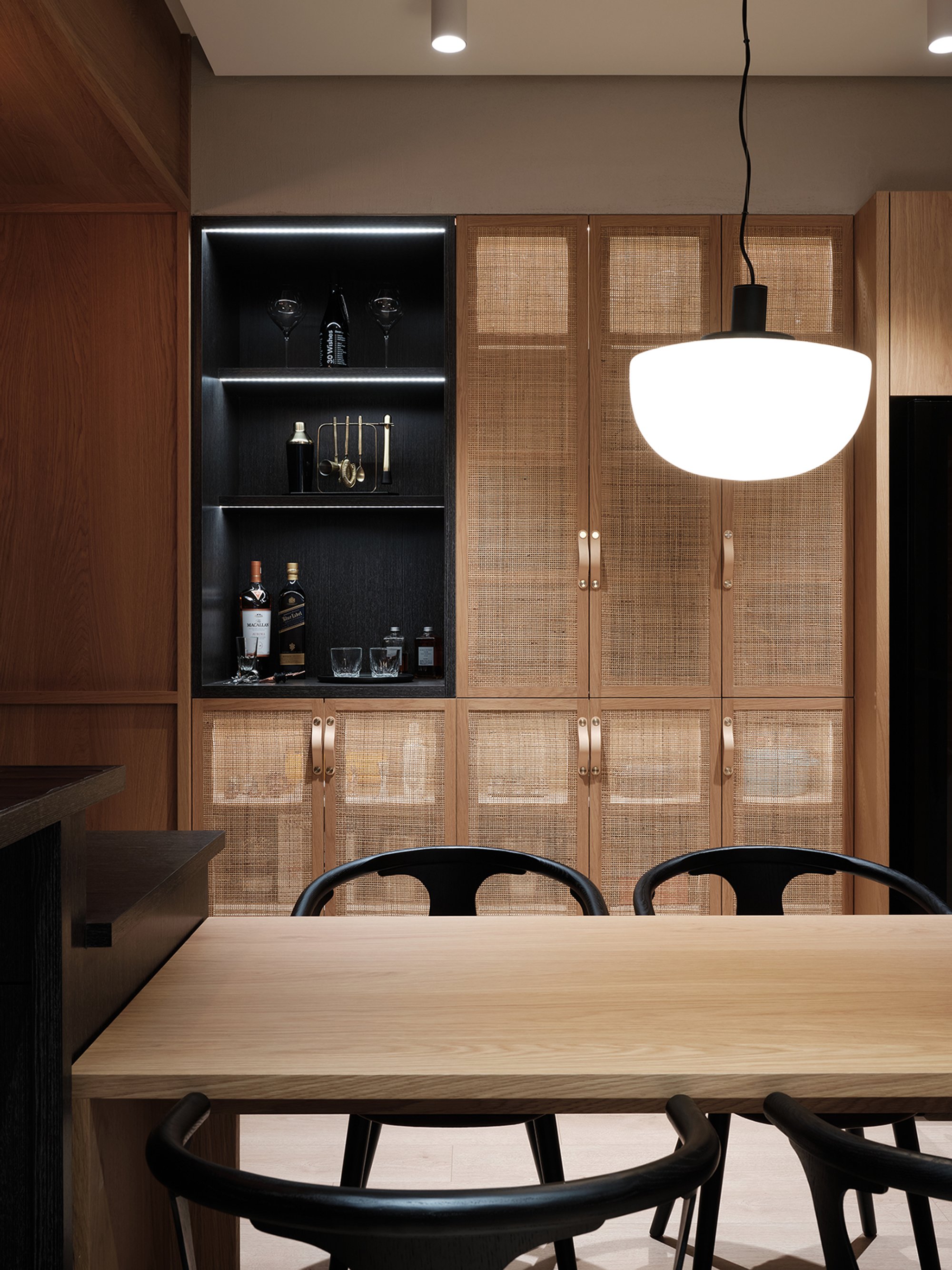Kitchen & Dining