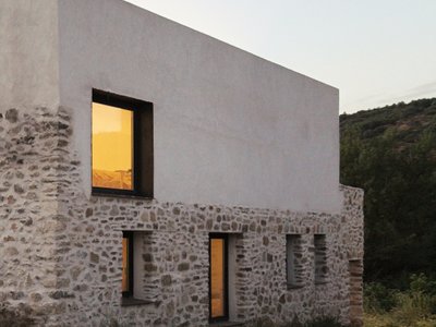 Emptied House: A Stable Reborn in Rural Segovia