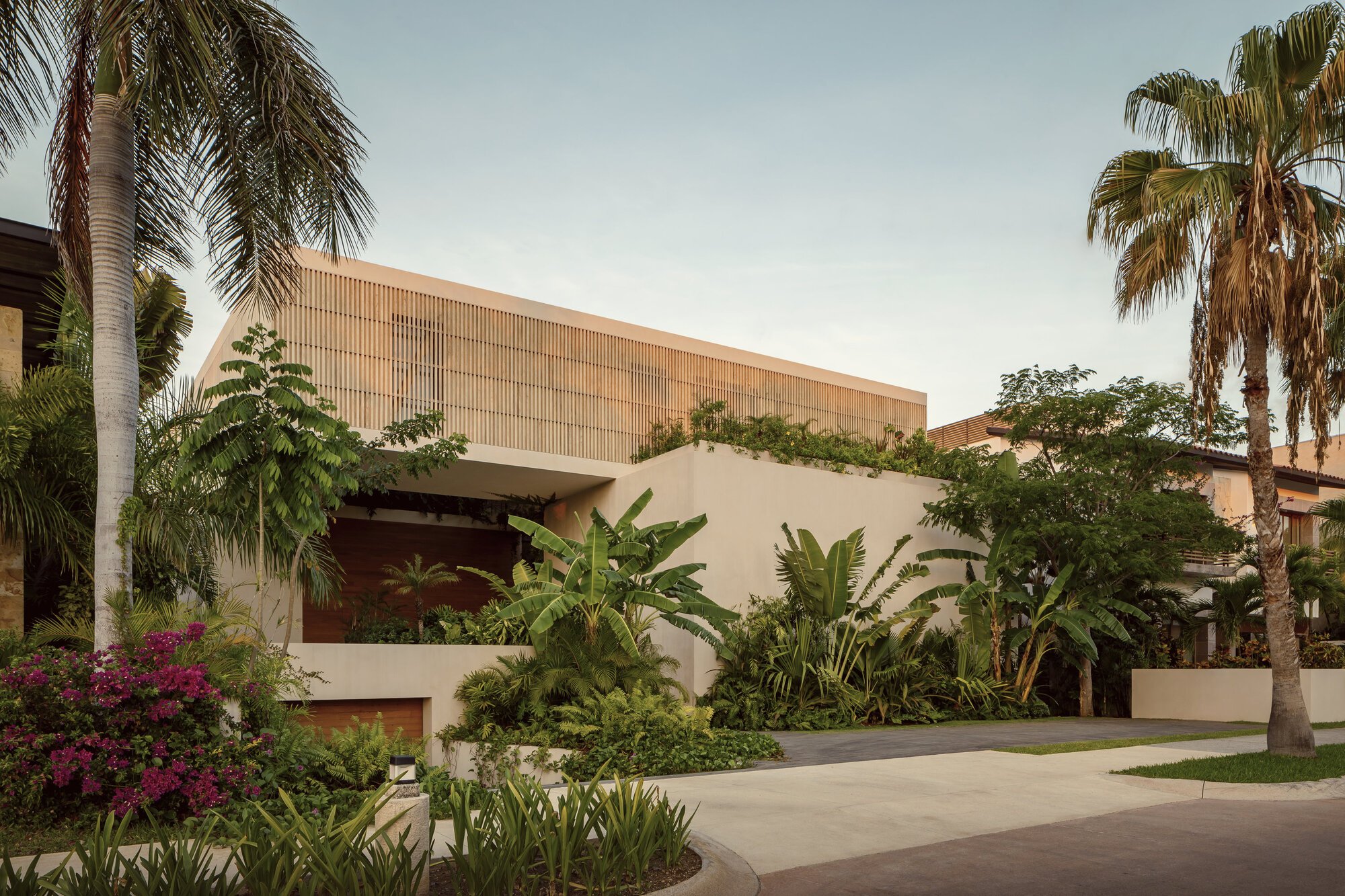 PUKKUN Residence: A Tropical House in Cancún by REIMS 502